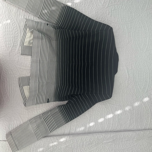 Gently used BCBG bolero blazer! Size Medium - Picture 2 of 4